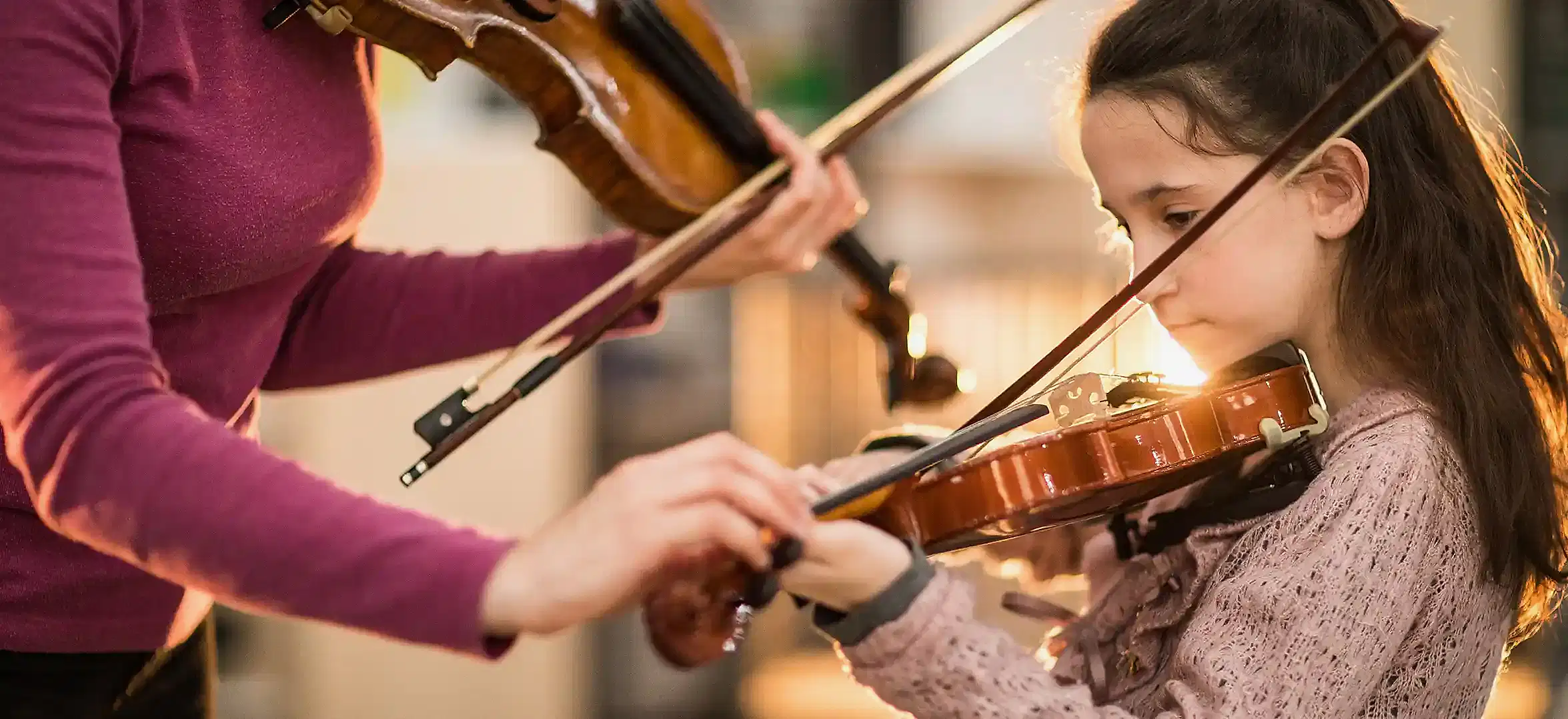 Keman öğretmeni keman çalmayı öğretiyor