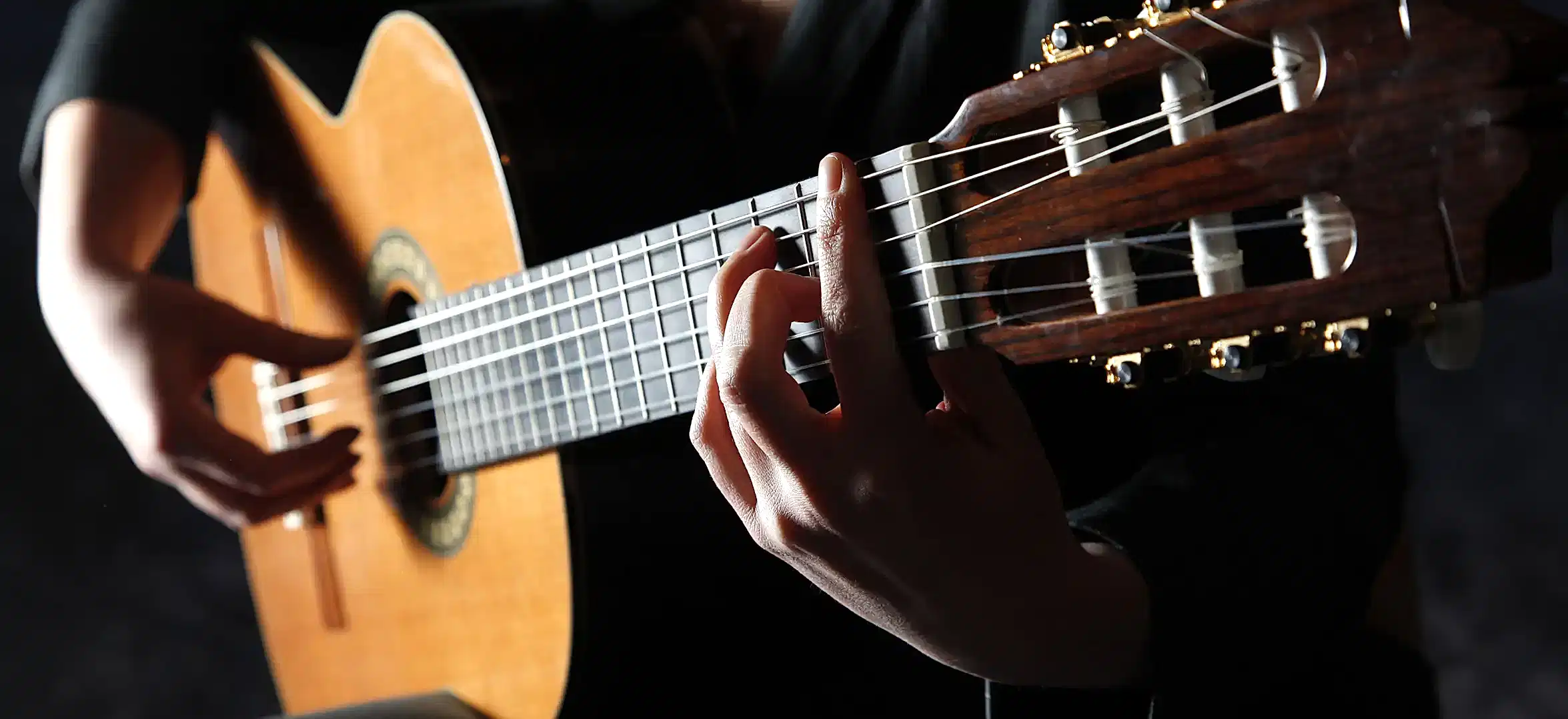 Klasik gitar çalan öğretmen