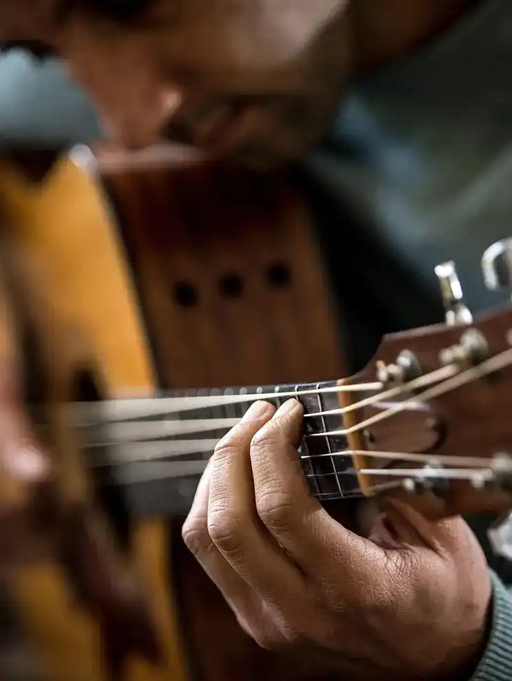 Klasik Gitar 02_Post Klasik Gitar Çalan Adam